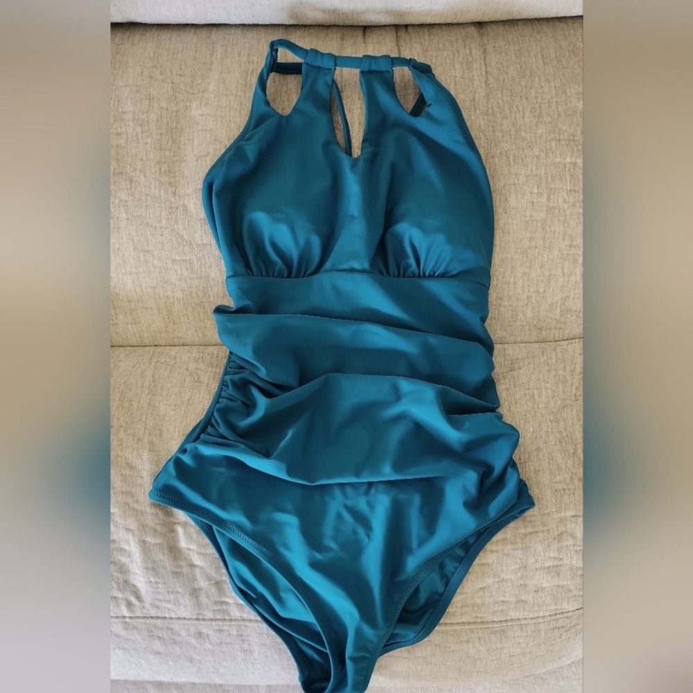 Sooo cute! Medium Teal one peice CUPSHE bathing suit 💜